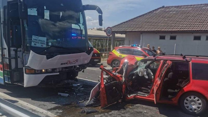 Un copil de 6 ani și-a pierdut ambii părinți, după ce mașina condusă de tatăl său a intrat într-un autocar