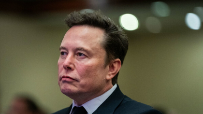 Musk critică propria sa inteligență artificială pentru că a evidențiat violența politică de dreapta