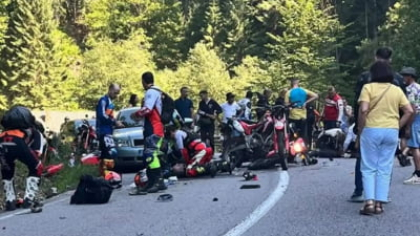 Carambol cu 3 motociclete pe Transalpina. Doi motocicliști sunt în stop cardio-respirator în urma impactului violent. Medicii luptă să le salveze viața