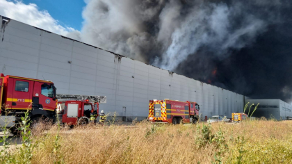 VIDEO Incendiu de proporții la un parc logistic de lângă Autostrada București – Pitești