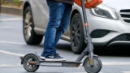 Trotinetele și bicicletele electrice, conduse doar cu permis. Un proiect de lege a fost depus în Parlament