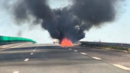 Trafic oprit pe Autostrada Soarelui, după ce o mașină a luat foc pe carosabil. Care este situația pasagerilor