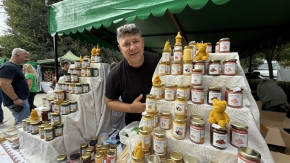 Viața printre 250 de familii de albine. Povestea lui Gheorghe Apetrei, omul care aduce mierea pe mesele românilor