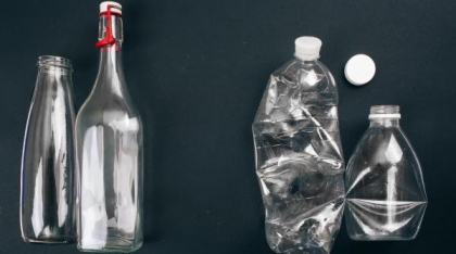 Sticlele de sticlă conțin până la de 50 de ori mai multe microplastice decât cele din plastic