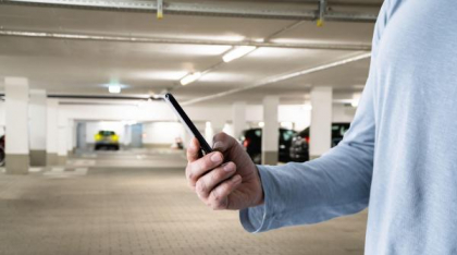 Soluție smart pentru șoferi. Cum poți plăti parcarea direct de pe telefon și să fii și premiat