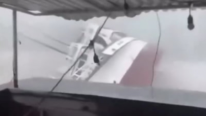 Cel puțin 34 de oameni, printre care 8 copii, au murit după ce ambarcațiunea turistică pe care se aflau s-a răsturnat. Momentul tragediei, filmat VIDEO