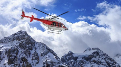 Patru alpiniști au căzut zeci de metri în gol, trei dintre ei au murit, unul a supraviețuit și a condus până la un telefon public