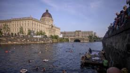 Berlin: 200 de persoane s-au aruncat în apele râului Spree ca protest pentru permiterea scăldatului
