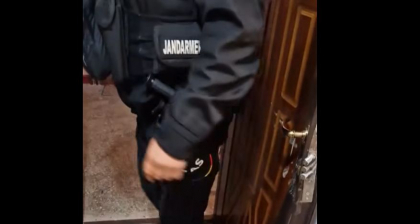 Polițiștii din Călărași au spart ușa unei familii nevinovate: „Mi-au pus soțul la pământ ca pe un infractor” (VIDEO)