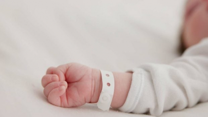 Un bebeluș a murit în Timișoara, după ce a fost abandonat de mama sa într-un vas de toaletă imediat după naștere