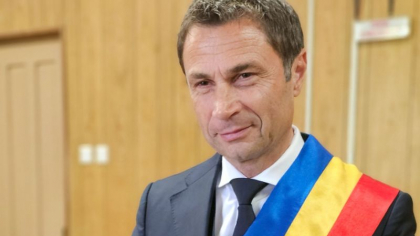 Un primar îi ceartă pe românii care-și fac vacanțele în străinătate: „Dacă toți banii îi scoatem din țară, nu mai avem bani să refacem infrastructura, să ne gospodărim cum trebuie” (VIDEO)