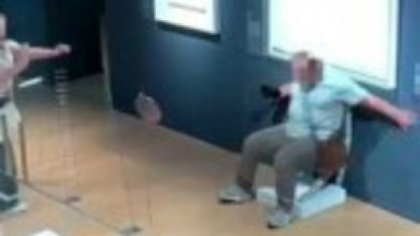 Momentul viral în care un turist face bucăți un scaun cu cristale „Van Gogh”, într-un muzeu din Italia. „Un gest idiot”