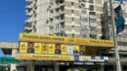 „O sfidare neruşinată” . BEC obligă AUR să înlăture afișele electorale de pe ferestrele sediulu din Iași