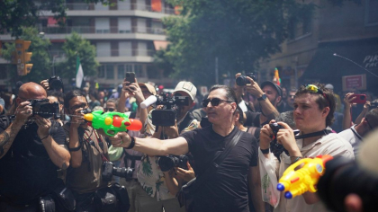Protestatarii împotriva turismului excesiv au ieșit pe străzile din sudul Europei. Ei s-au „autoapărat” cu pistoale cu apă