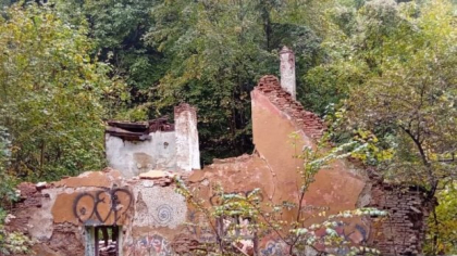 S-a prăbușit locul unei legende: Primăria Brașov n-a putut să salveze zidul vechiului han de la Pietrele lui Solomon