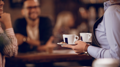 Vrei să lucrezi? Mai întâi munceşti gratis! Anunţul revoltător al unei cafenele face valuri pe internet