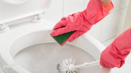 Cum să cureți rapid calcarul întărit de pe vasul de toaletă? Secretul pe care nu ți-l spune nimeni