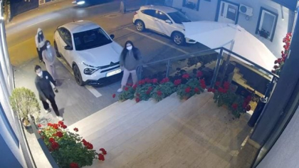 Patru femei din Craiova au luat cu asalt un hotel din oraș: „Dacă le recunoașteți dați-ne de știre!” | VIDEO
