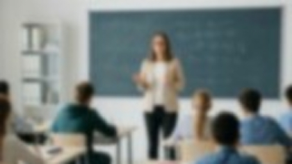 O profesoară din Țara Galilor este acuzată că și-a înjurat elevii și a dansat Macarena în timpul orei. Mărturiile școlarilor