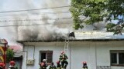 O femei din Galați a murit din cauza unui incendiu care i-a cuprins casa. Pompierii au intervenit cu cinci autospeciale