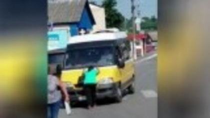 Mama unui recrut a leșinat, trasă de duba care îi lua fiul la război. Imagini tulburătoare din Ucraina