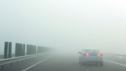 Ceaţa reduce vizibilitatea în trafic în două judeţe din ţară