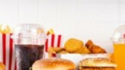Studiu: Alimentele ultraprocesate cauzează efecte negative asupra fertilităţii şi metabolismului bărbaţilor