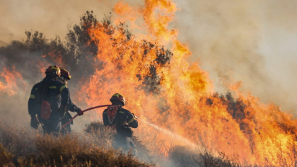 Incendiile de vegetație devastatoare din Creta și Atena, alimentate de caniculă și vânt. Mii de turiști și localnici evacuați
