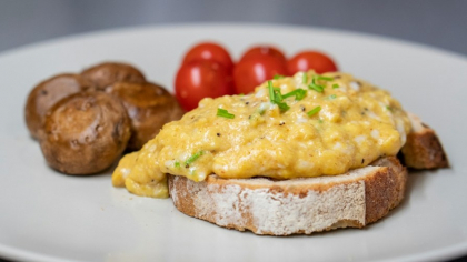 Cum să faci cele mai pufoase ouă scrambled. Sfaturile unor bucătari renumiți
