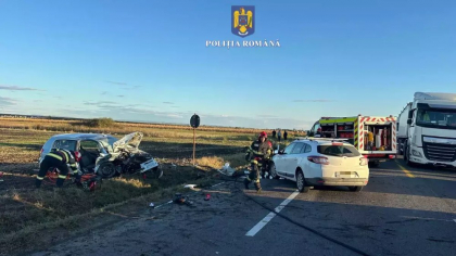 Accident groaznic în Vrancea. O maşină a intrat pe constrasens şi s-a izbit frontal de alta. Șase persoane au fost rănite