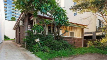 A refuzat să-și vândă casa până când aceasta a fost înconjurată de blocuri. Suma astronomică încasată în final