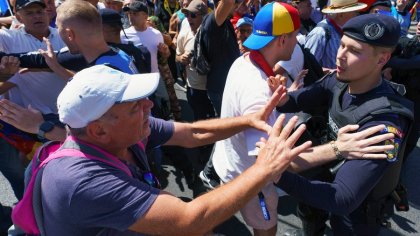 Îmbrânceli cu jandarmii la protestul susținătorilor lui Calin Georgescu din Piața Victoriei. Asupra unui bărbat a fost găsit un cuțit
