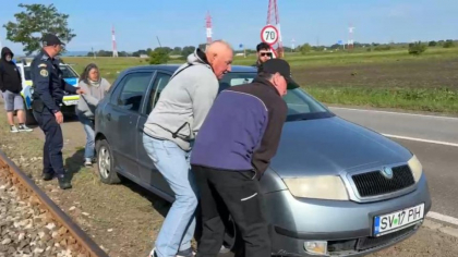 Tren blocat de o mașină parcată lângă calea ferată. Cum au reacționat călătorii, sătui să aștepte