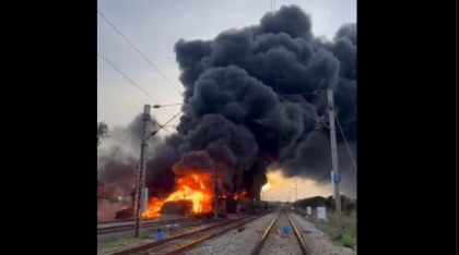 Un incendiu de proporții a izbucnit într-un tren care transporta țiței: cinci vagoane au ars, fumul gros a sufocat orașele din zonă