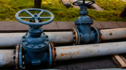 Guvernul dă undă verde primăriilor pentru a garanta împrumuturi firmelor de termoficare înglodate în datorii. Care sunt condițiile stricte pentru noul beneficiu VIDEO