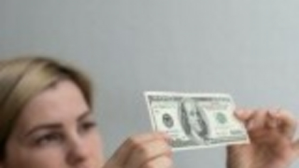 O femeie s-a dus să schimbe cinci bancnote false de 100 de dolari la un exchange din Constanța. Ce a urmat