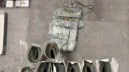 Suma uriașă găsită de vameși în bagajele unui tânăr de 28 de ani. Bancnotele, ascunse în pachete de țigări. A încercat să treacă pe jos din Ucraina în România cu două sacoșe VIDEO
