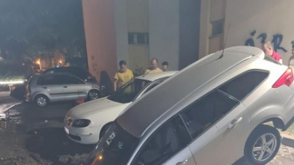 Orașul în care o mașină a fost „înghițită" de pământ! Locuitorii cer verificarea urgentă a infrastructurii: „E inadmisibil, se putea (...)"