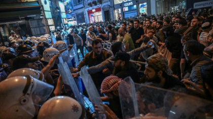 Sute de oameni s-au bătut cu poliția în Turcia după apariția unei caricaturi asociată profetului Mahomed. Mai mulți ziariști, arestați