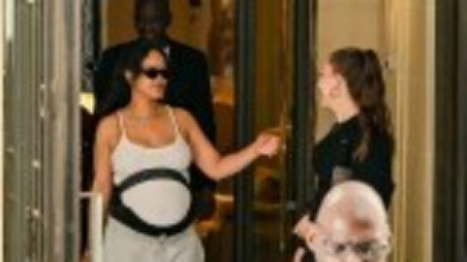 Cum a fost surprinsă Rihanna alături de A$AP Rocky și cei doi copii, la Paris. Ținuta a atras toate privirile. GALERIe FOTO