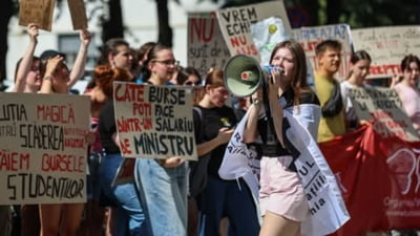 "Pentru tine e un număr, pentru mine e chiria!". Studenții au ieșit iar în stradă după ce Guvernul a anunțat că vrea să le reducă bursele cu aproape 40%