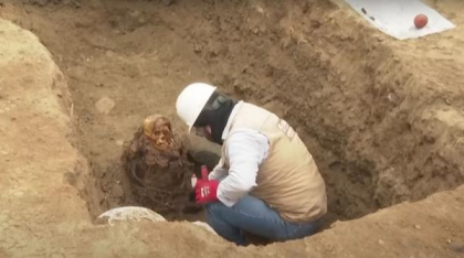 Niște muncitori care săpau pentru o conductă de gaz au făcut o descoperire uluitoare. Au găsit o mumie veche de 1.000 de ani