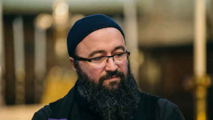 Preotul Visarion Alexa, condamnat definitiv la doi ani și jumătate de închisoare cu suspendare. Ce daune trebuie să plătească enoriașei pe care a agresat-o sexual