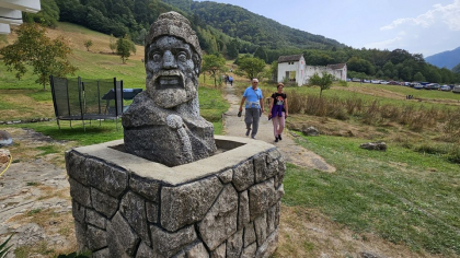 Satul unde Ceaușescu l-a reinventat pe Burebista. Este înconjurat de cele mai faimoase cetăți dacice