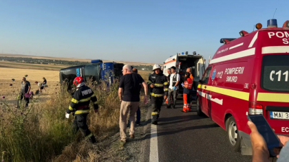 Un autobuz plin cu pasageri ucraineni s-a răsturnat în județul Constanța. A fost activat Planul Roșu de Intervenție FOTO