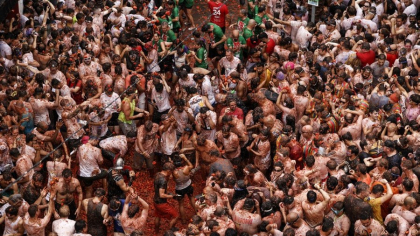 Zeci de mii de oameni s-au bătut cu roșii la festivalul „Tomatina” din Spania. Ce spun organizatorii despre „risipa alimentară”