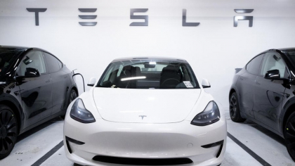Prima mașină complet autonomă de la Tesla s-a condus singură de la fabrică la client