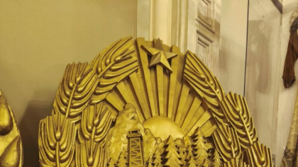 Marketing sau nostalgie? Însemnele-simbol ale României Socialiste, scoase de la naftalină și expuse în foaierul Operei Naționale