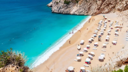 Turiști români aflați în mai multe destinații de vacanță s-au trezit că nu mai au cazarea plătită sau bilete de avion. O mare agenție ar avea probleme financiare