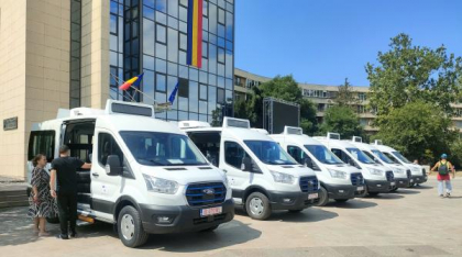 Dezmăț pe bani publici cu repetiție. Primăria unui oraș din Suceava vrea să cumpere două microbuze de peste 500.000 de euro